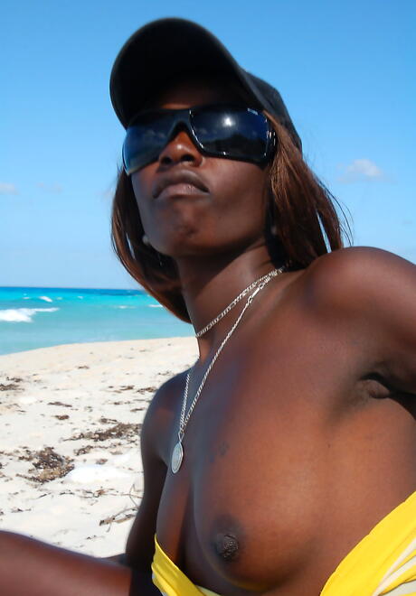 Svelte cutie Maria L in sexy bikini likes some hot foot fetish at beach